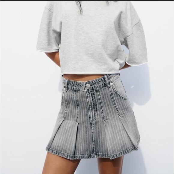 Zara Distressed Pinstriped Black Denim Box Pleated Mini Skirt Raw Hem Sz Medium - Picture 1 of 6